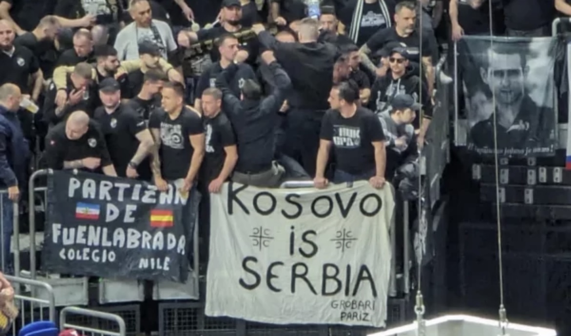 Në Berlin shpaloset baneri “Kosova është Serbi”, provokojnë tifozët serbë