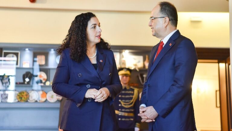 “Synimi ynë është integrimi i plotë në strukturat euroatlantike”/ Presidentja Vjosa Osmani: Në këtë rrugë do të ndjekim shembullin e Shqipërisë