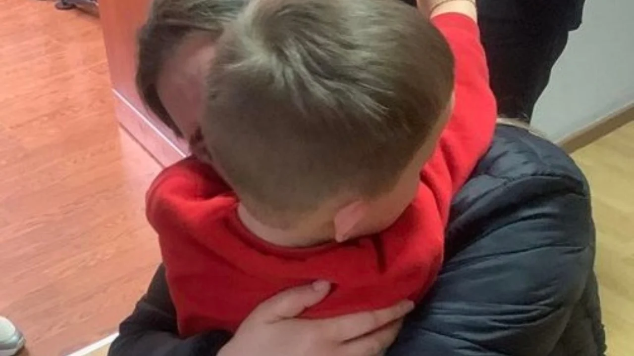 Momenti emocionues kur 3-vjeçari ribashkohet me nënën e tij në Durrës