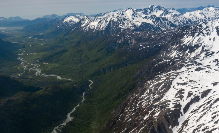 Tragjike/ Alpinistët bien nga lartësia prej 300 metrash në Alaska, një i vdekur