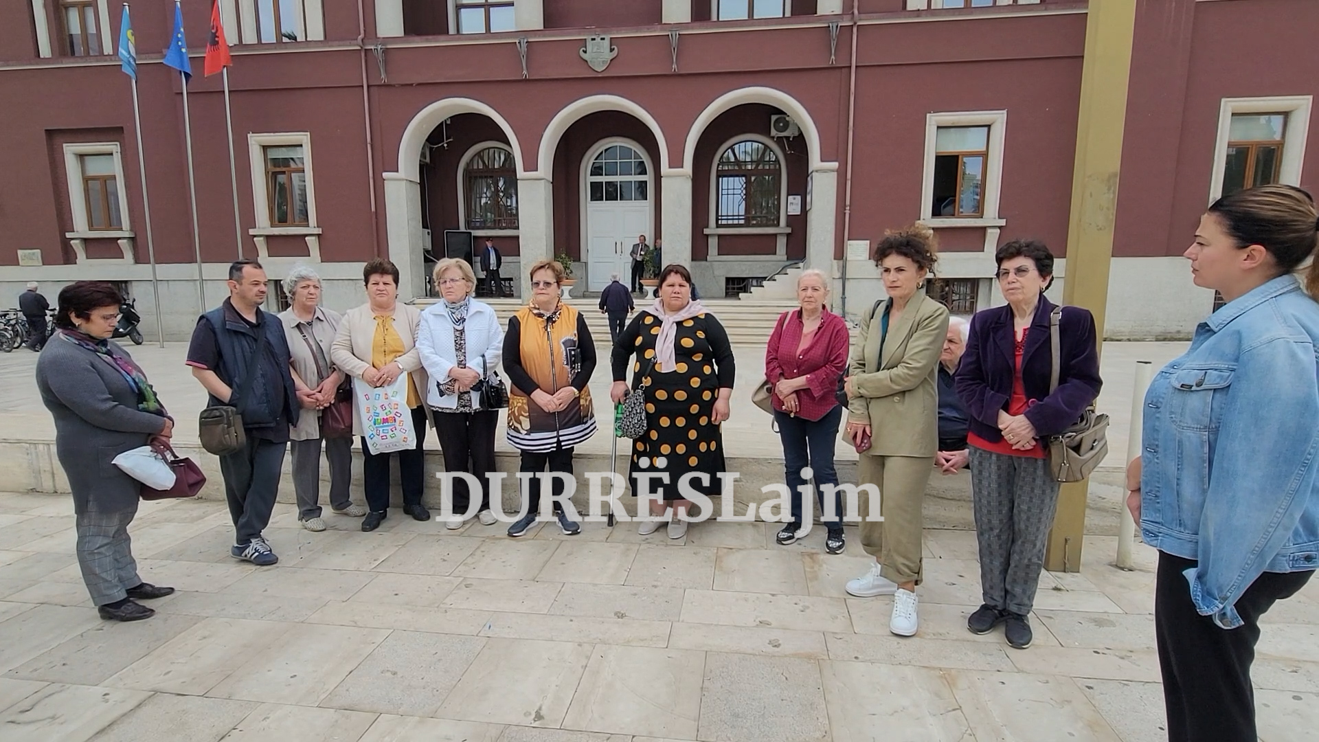 “Nuk vdesim dot me zor!” 65 familje të një pallati në Durrës protestojnë para bashkisë (VIDEO)