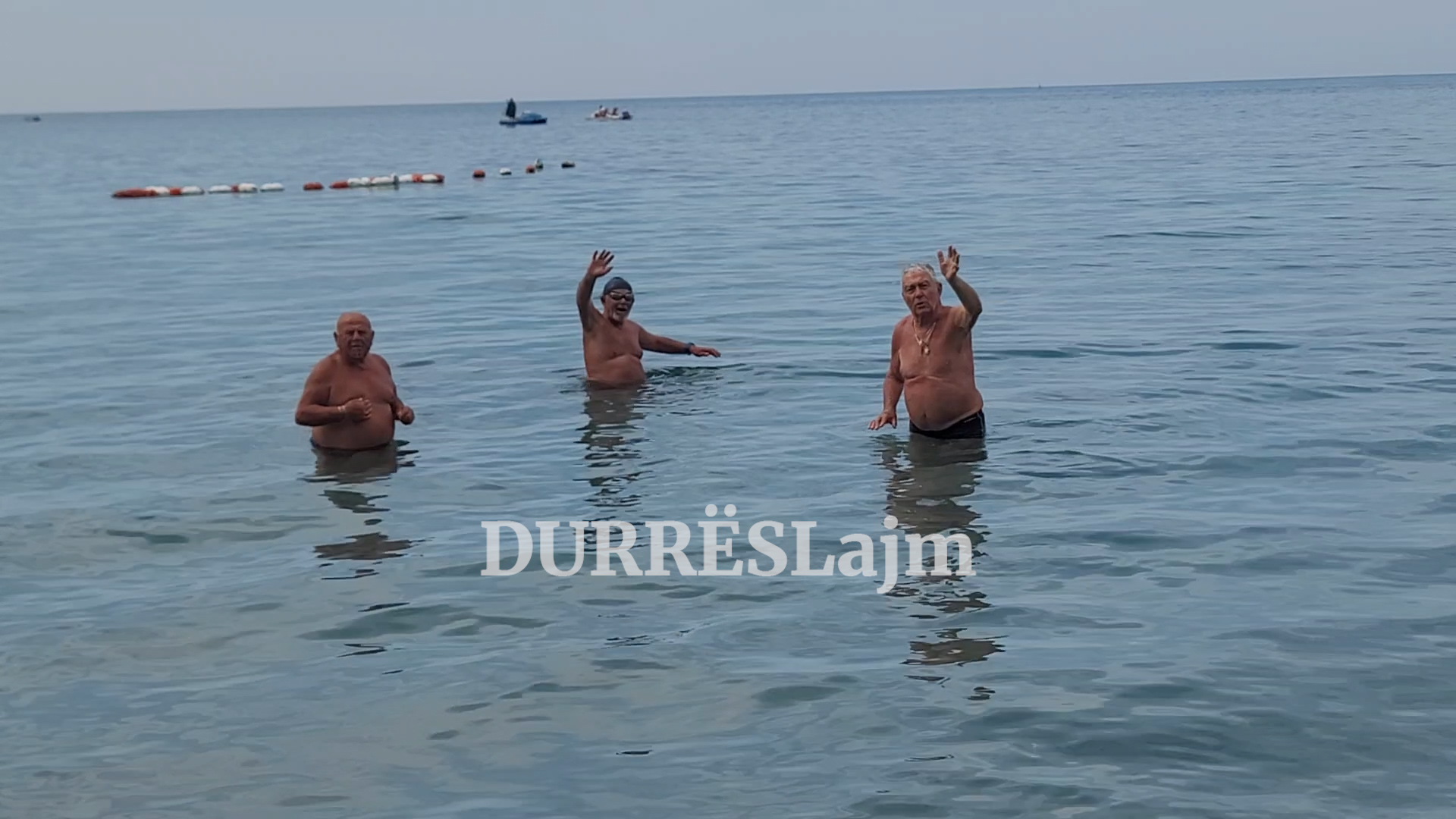 “Durrësi është më i miri në botë!” Të pandarë me plazhin, këta janë pensionistët që lahen në det edhe në dimër (VIDEO)