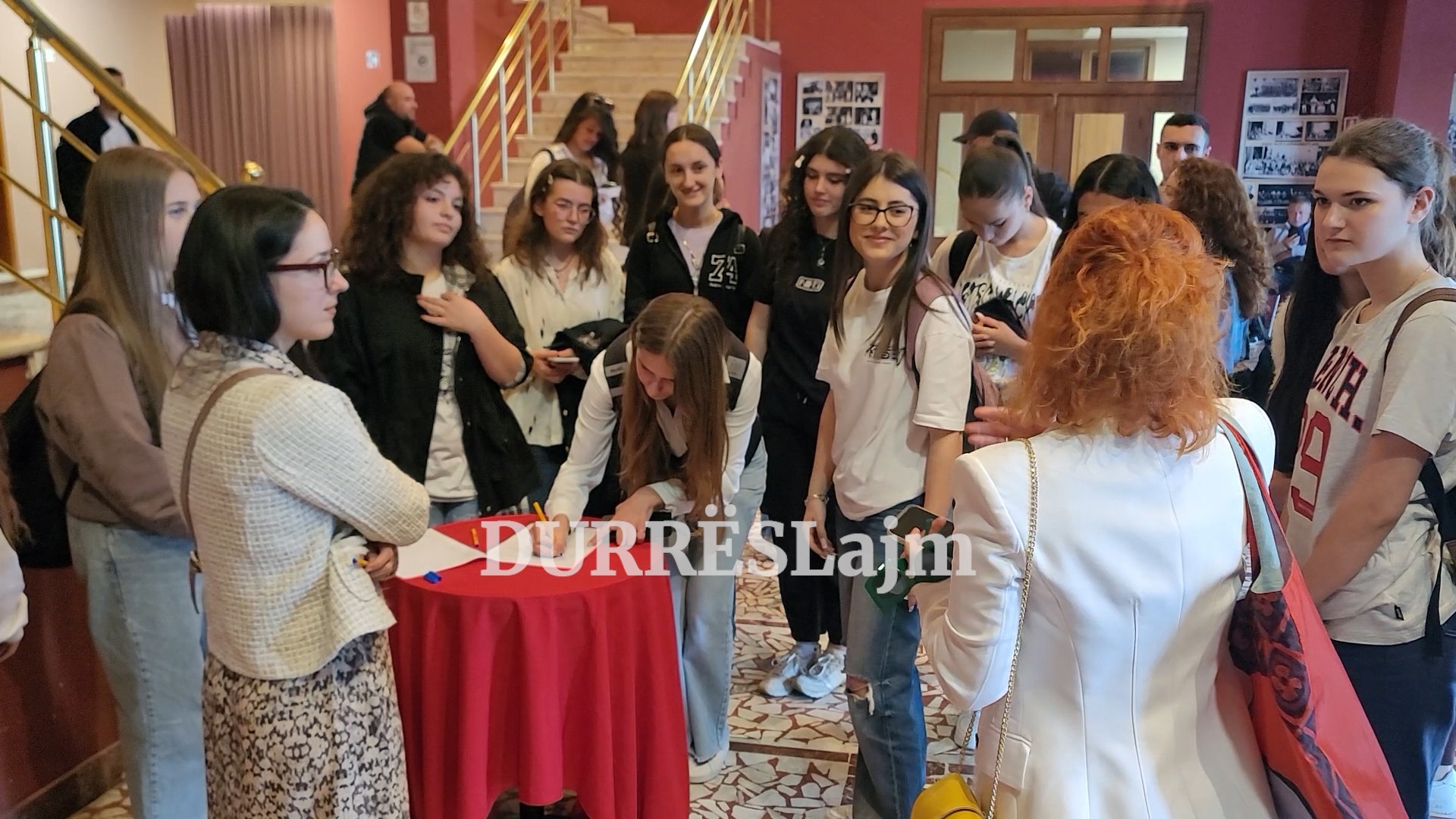 Durrës, krijohet klubi teatror i të rinjve (VIDEO)
