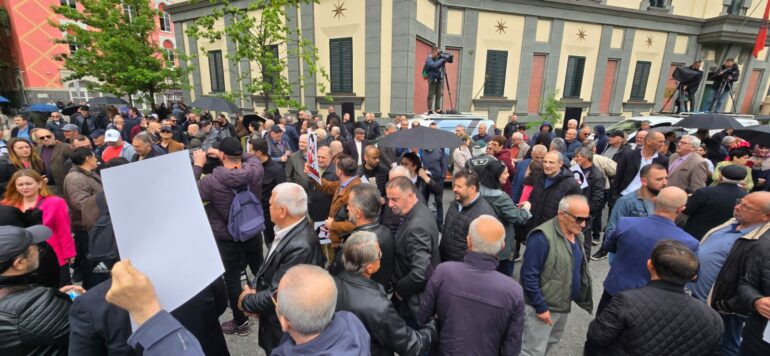 Dosja 5D/ Opozita protestë para Bashkisë Tiranë, institucioni rrethohet me gardh metalik dhe efektivë policie