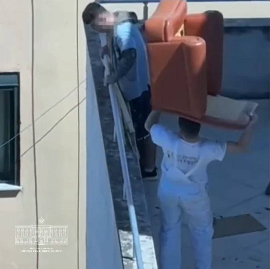 Dy të rinjtë nga Durrësi hedhin mobiliet nga kati i pestë i pallatit, reagon ministri Balla: Turp! (VIDEO)