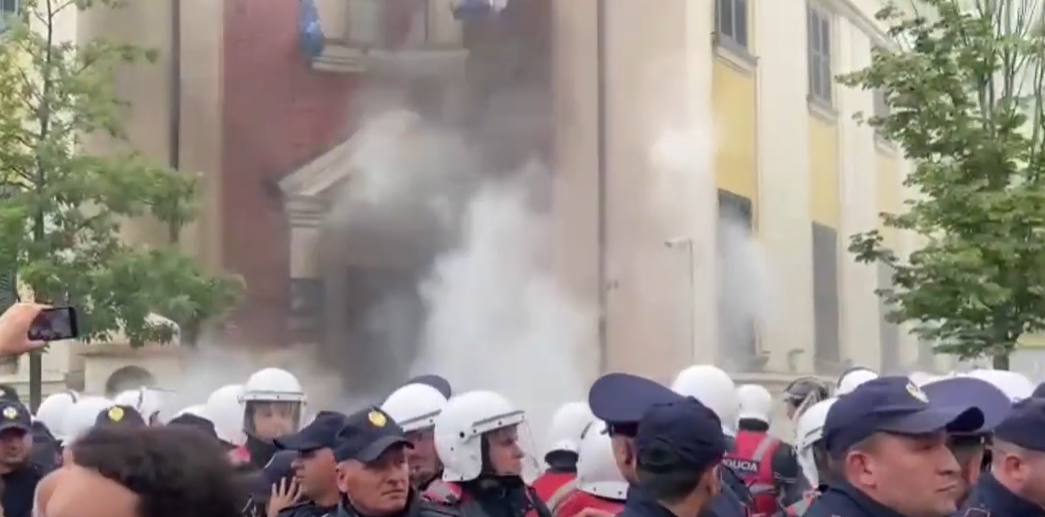 Tensione në protestë/ Hidhet molotov para Bashkisë së Tiranës, dera kryesore përfshihet nga flakët