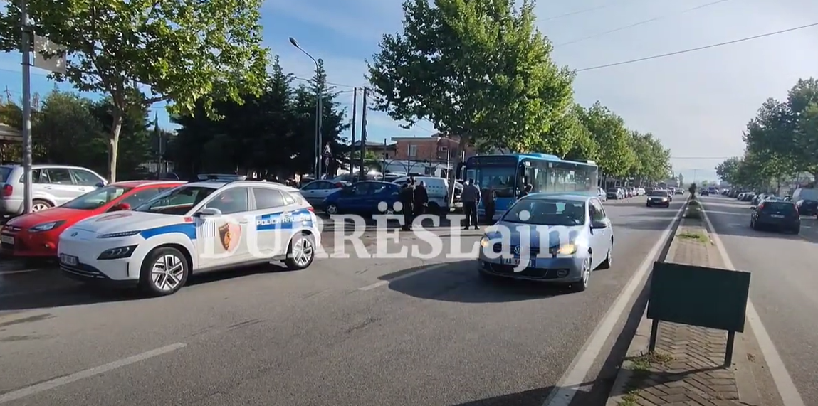 Shoferja me “Benz” i pret rrugën autobusit në Durrës, lëndohet një prej pasagjerëve (VIDEO)