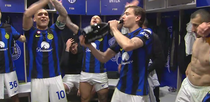 VIDEO/ Interi feston titullin me trofeun prej kartoni, ja çfarë ndodhi në dhomat e zhveshjes