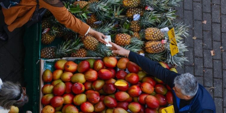 Inflacioni i Eurozonës ra më shpejt se sa pritej në mars