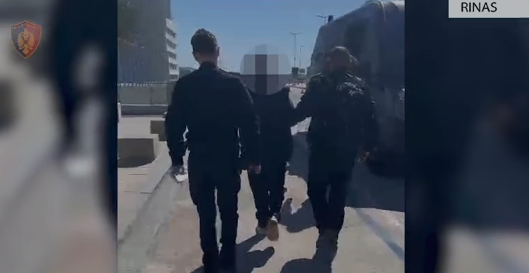 Akuzohen për shitje droge dhe mashtrim, ekstradohen në Shqipëri 3 persona