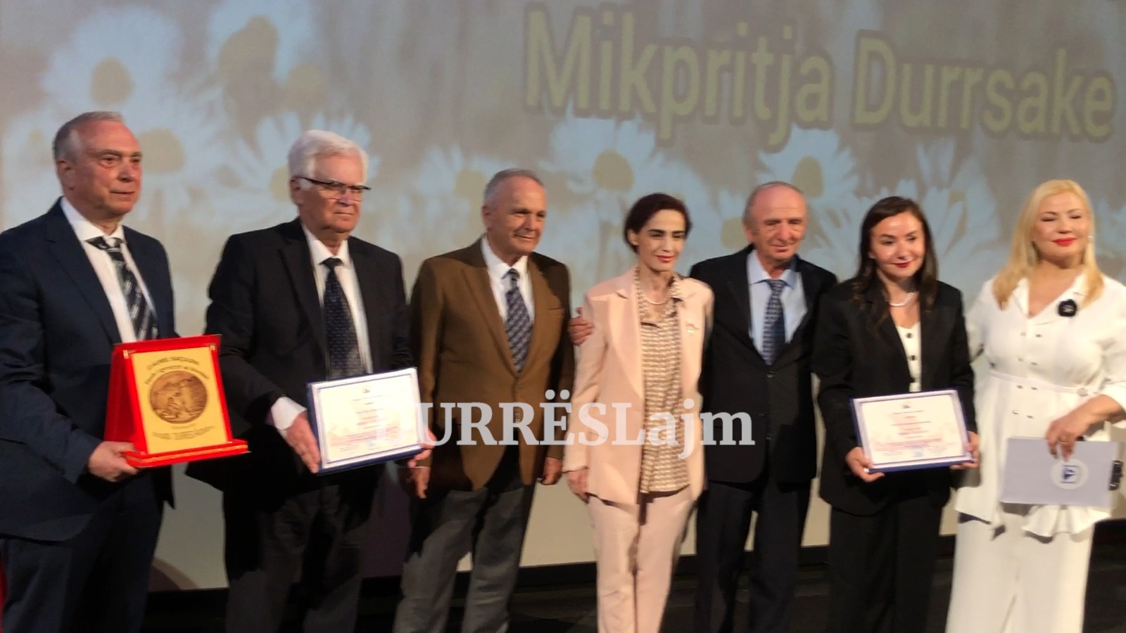 “Mikpritja durrsake”, nderohen me tituj 3 figura të njohura të qytetit të Durrësit (VIDEO)