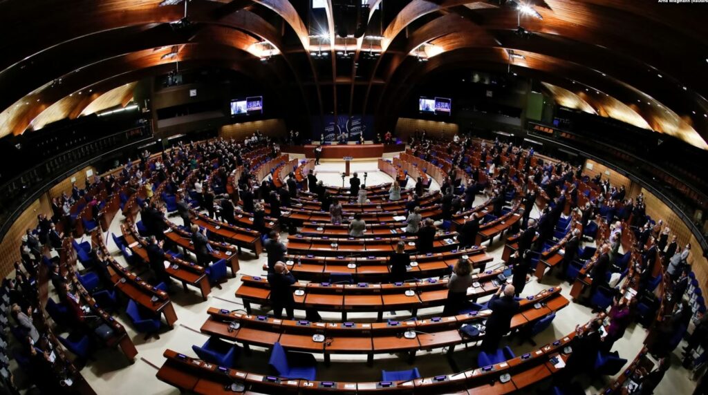 Knaus: Kosova ta dërgojë draftin e Asociacionit në Kushtetuese para votimit në maj