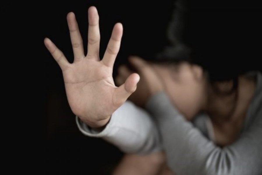Nën hetim një 28-vjeçare! Ish-bashkëshorti i saj e denoncon se dhunon fëmijët e mitur
