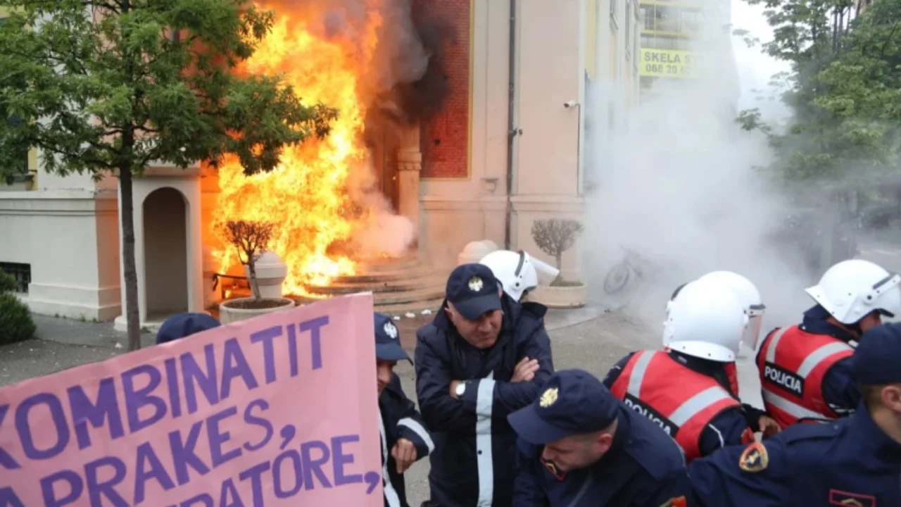 Protesta me molotov dhe përplasja e dhunshme para bashkisë Tiranë, arrestohet 53-vjeçari 