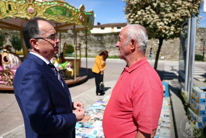 Presidenti Begaj takim me bukinistin e qytetit të Elbasanit: Të nderojmë fisnikërinë e të lexuarit