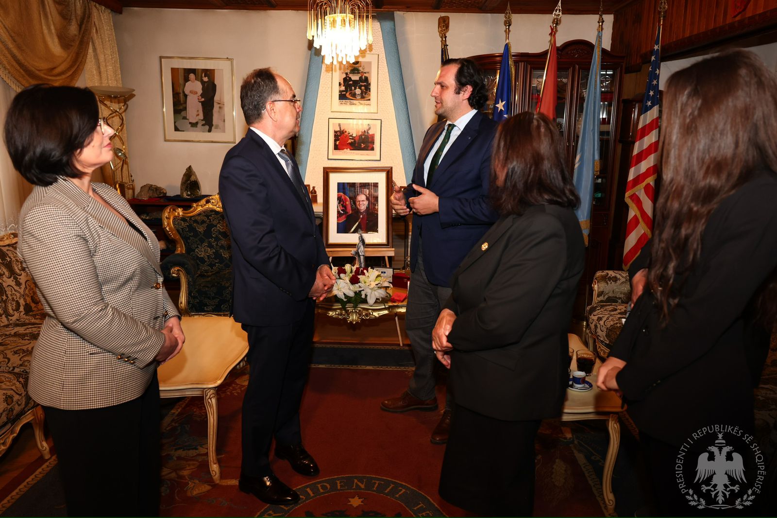 Presidenti Begaj viziton familjen e Ibrahim Rugovës në Kosovës: Kombi shqiptar nuk do të ishte këtu pa kontributin e tij të jashtëzakonshëm