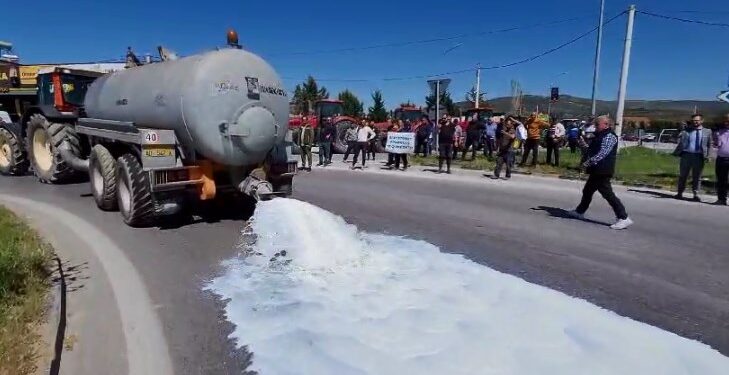 Protesta e fermerëve, mbulohet me 30 ton qumësht autostrada Lushnje-Fier