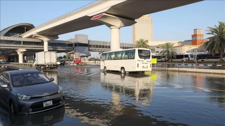 Pas reshjeve të dendura të shiut, fillon puna në aeroportin e Dubait