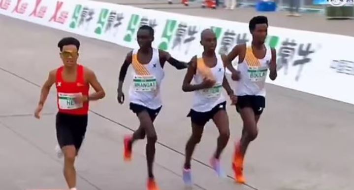 Dyshime për trukimin e garës, atletët kenianë i dhurojnë fitoren kinezit, zyrtarët nisin hetimin