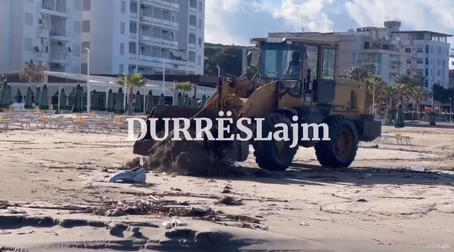Deti nxori plastikën në breg, nis pastrimi i plazhit të Durrësit (VIDEO)