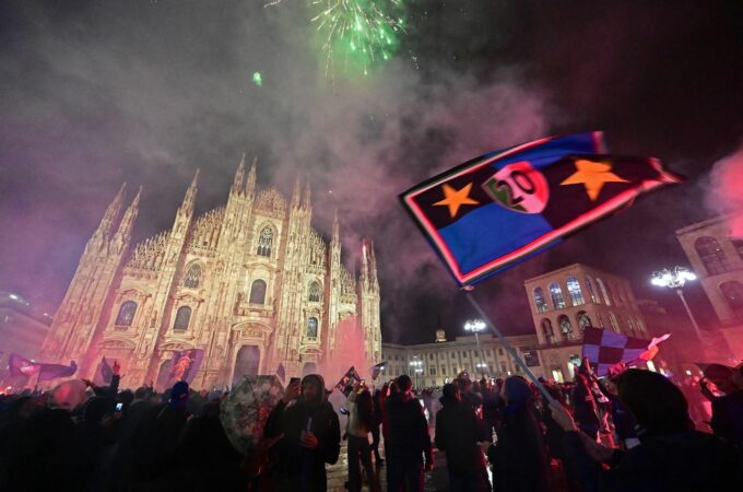Festa e titullit në Milano, tifozët e Interit festuan në “Duomo”, në shesh edhe një traktor
