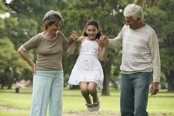 Pesë shprehje toksike që gjyshërit nuk duhet t’ua thonë nipërve dhe mbesave