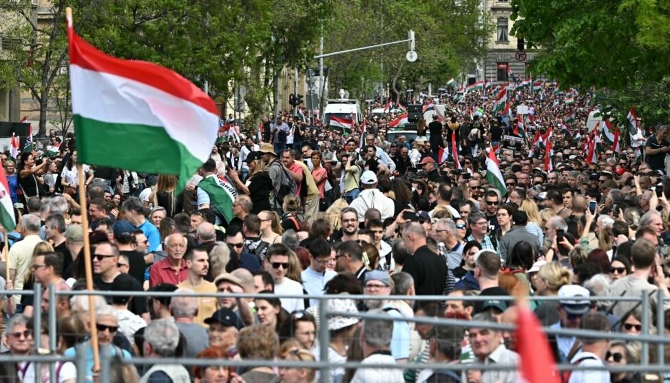 Mijëra njerëz protestojnë në Budapest kundër kryeministrit Viktor Orban