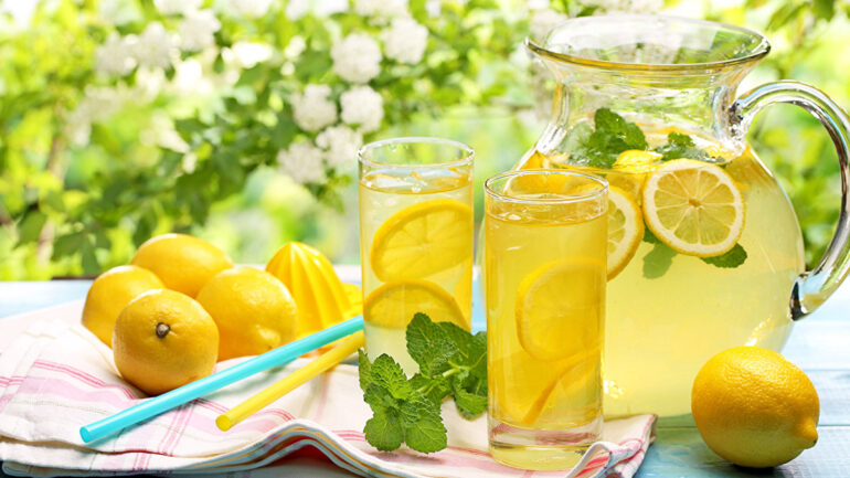 Mënyrat e shëndetshme për të pirë ujë me limon