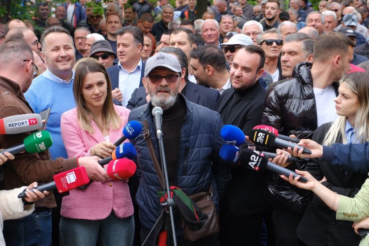 “Fshati digjet k**va krihet”, aktori Mehdi Malkaj në protestën para bashkisë: Të ngrihemi të gjithë djem dhe pleq! 