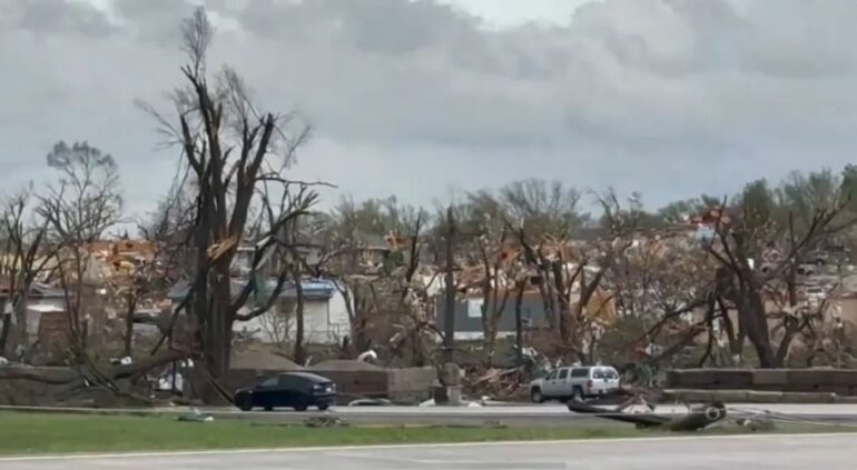VIDEO/ Dhjetëra tornado godasin shtetet qendrore të SHBA, pritet që fenomeni natyror të prekë dhe…