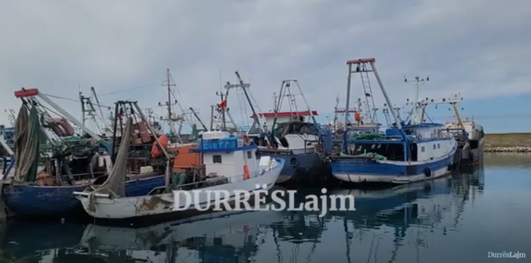 “Nafta ka vajtur aty ku s’mban më!” Rritja e çmimit dhe një taksë e re lë flotën e peshkimit në Durrës pa punë (VIDEO)