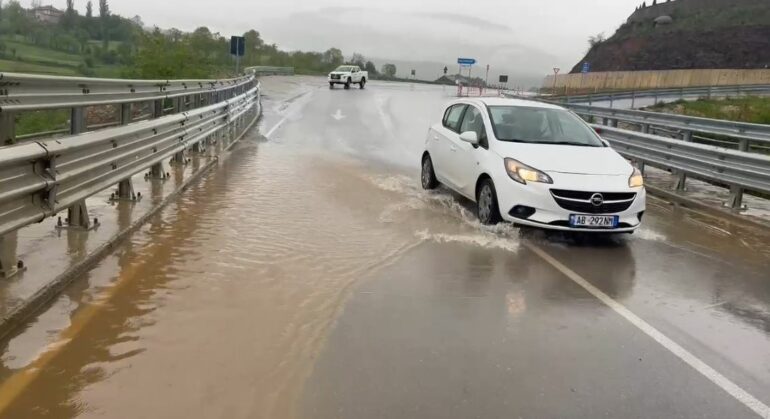 Shiu përmbyt Rrugën e Arbrit në Gjoricë të Bulqizës, vështirësohet qarkullimi i mjeteve