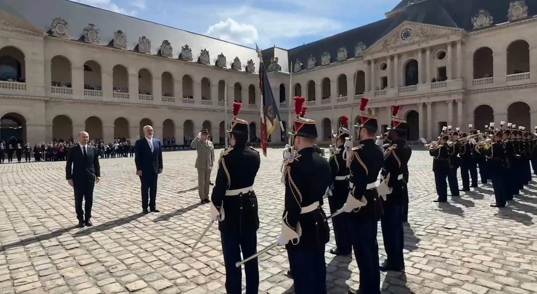 Kryeministri Edi Rama pritet me nderime ushtarake në Paris