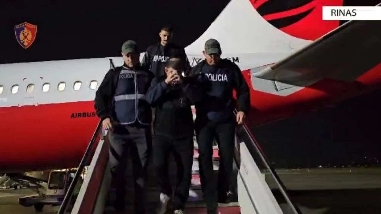 Vrau një taksist dhe plagosi disa të tjerë, ekstradohet në Shqipëri Ervin Shahini/ Momenti kur mbulon fytyrën me duart në pranga