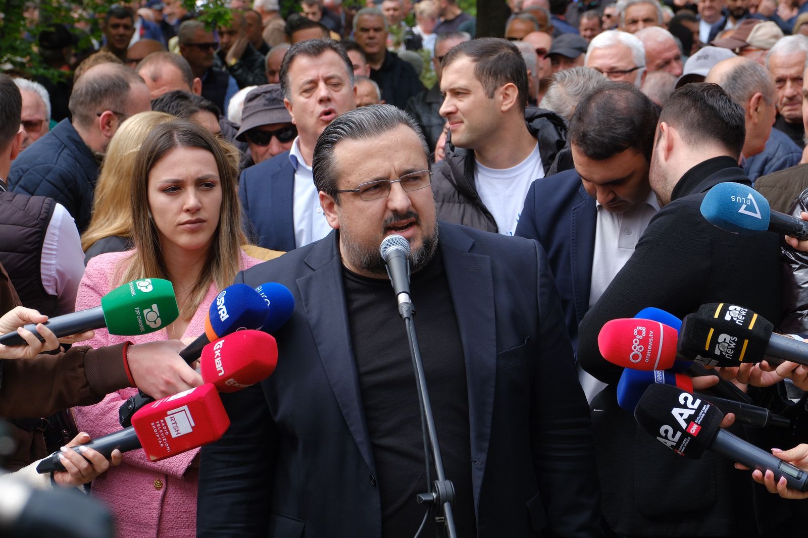 Këshilltarët e opozitës përballë policisë, nuk lejohen të futen në bashkinë e Tiranës: Po na provokojnë