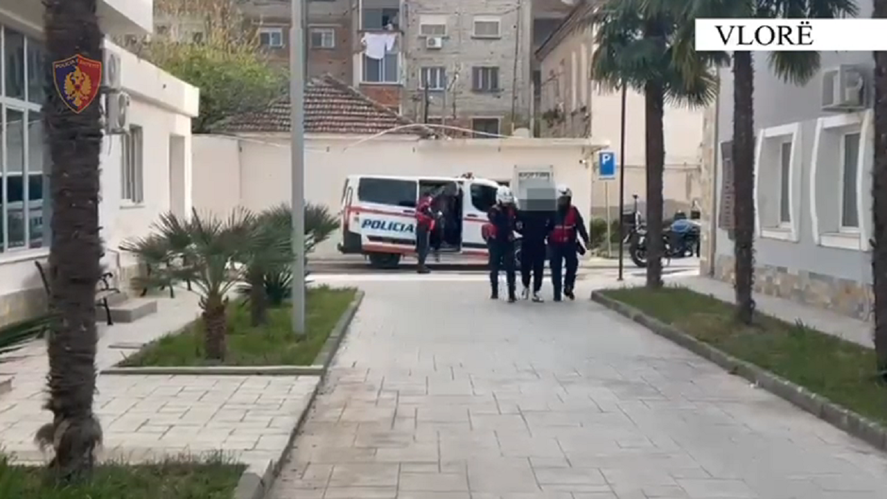 I zunë rrugën me automjet një personi dhe i morën me forcë para e karta bankare, arrestohen dy autorët në Vlorë