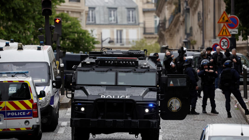 Mbante mbi trup një jelek me eksploziv, arrestohet një person në konsullatën iraniane në Paris