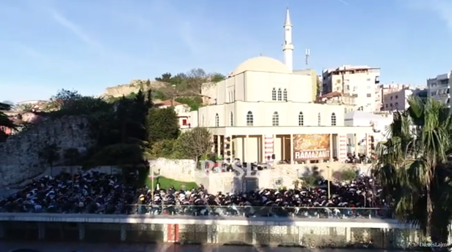 Fitër Bajrami në Durrës/ Qindra besimtarë myslimanë falen në Xhaminë e madhe (VIDEO)
