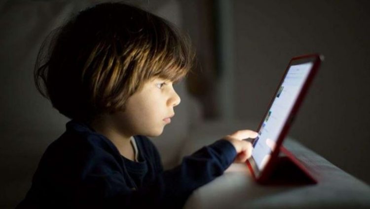 Franca gati të ndalojë celularët dhe tabletat për fëmijët nën 13 vjeç, 6 rregullat