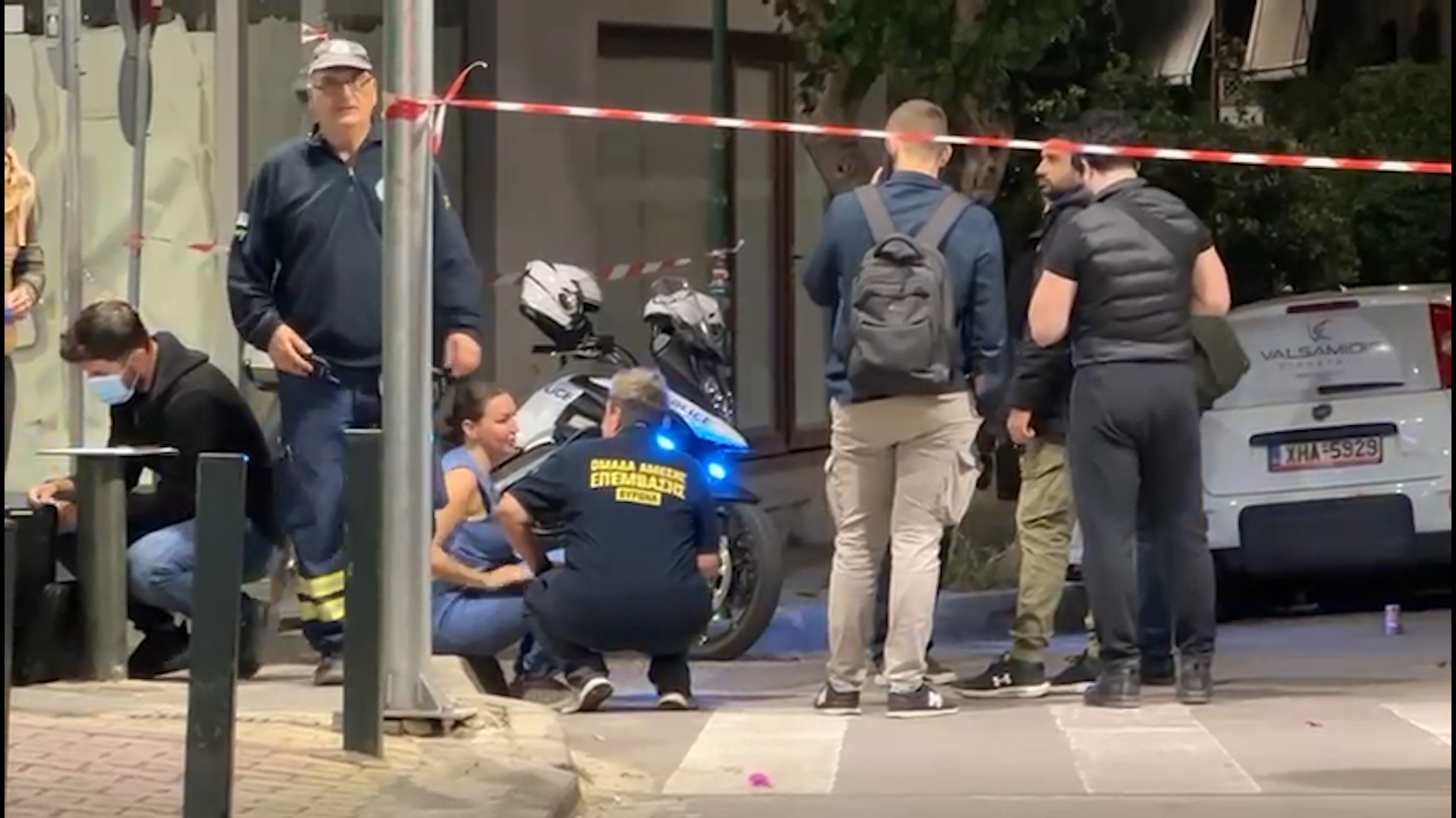 Ekzekutohet në Athinë armiku i Ervis Martinajt! Autorët me motor vranë 32-vjeçarin në makinë! Plagoset gruaja, djali i vogël pa gjithë krimin