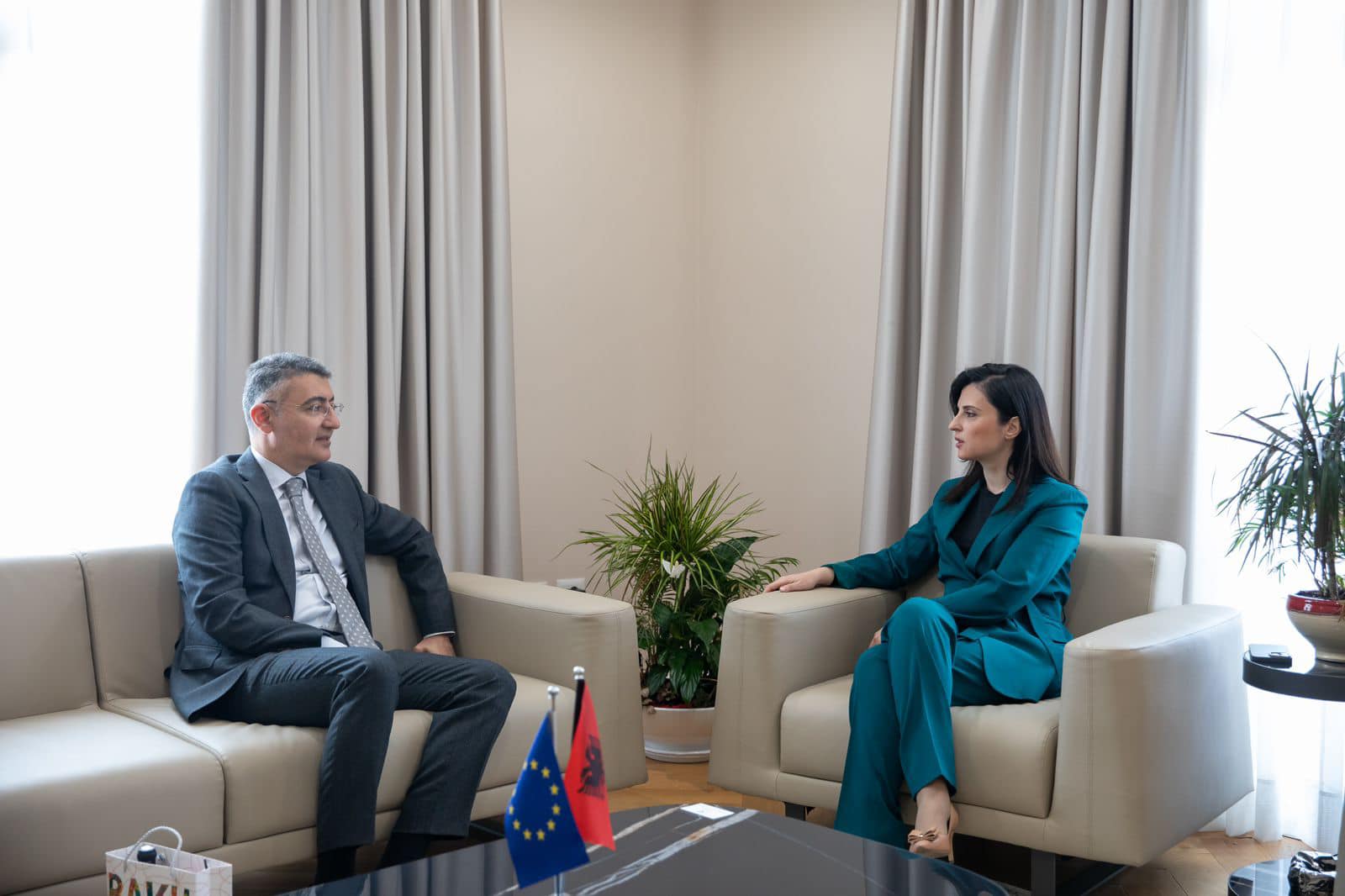 Kryebashkiakja Sako pret në takim ambasadorin e Azerbajxhanit në Shqipëri