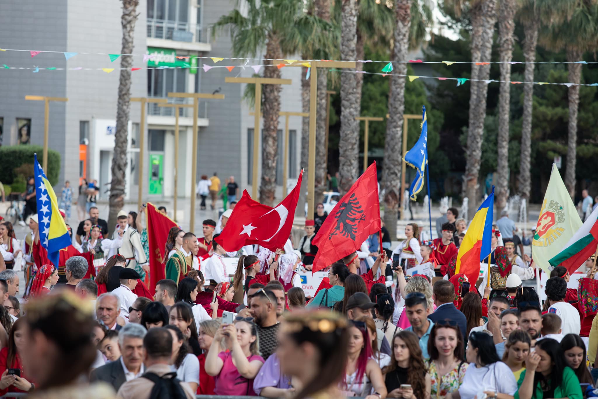Këngë e valle popullore, sheshi &#8220;Liria&#8221; në Durrës më i gjallë se kurrë (VIDEO)