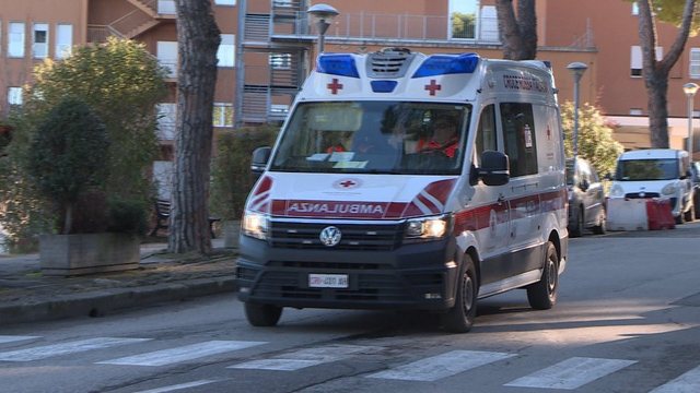 Shqiptari në Itali i vendos flakën vetes në sy të gruas. Ishte kundër vendimit për ta dëbuar