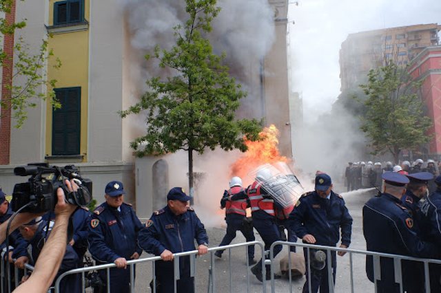 Protesta e shtatë/ Opozita rikthehet sot te Bashkia pas skandalit “5D”, policia rrethon qendrën e Tiranës