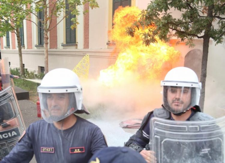 Mbyllet protesta e opozitës para Bashkisë Tiranë, ja kur mbahet tubimi i radhës 