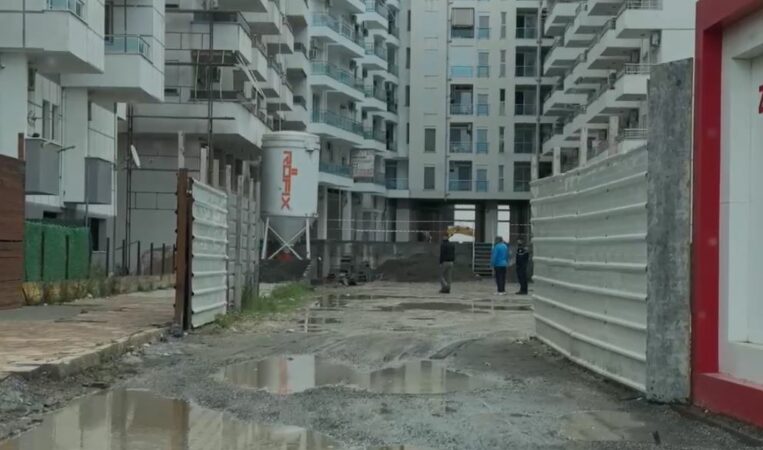 Punëtori humbi jetën në pallatin në ndërtim, detaje të reja nga ngjarja e rëndë në Shëngjin, vinçi u shkëput dhe…