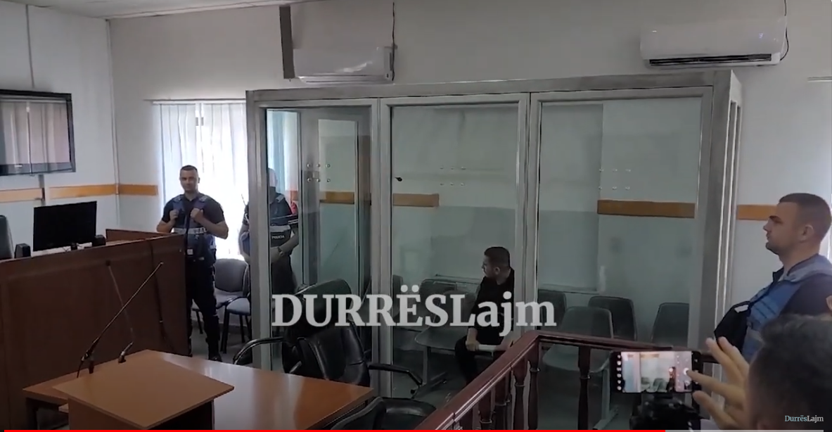 Mbajti peng dy fëmijët dhe qëlloi me kallashnikov, Gjykata e Durrësit lë në burg Aleks Markun
