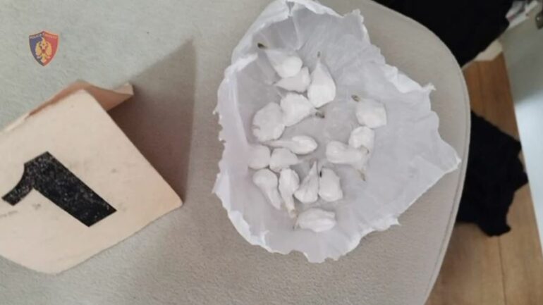Iu gjet në banesë kokainë në doza gati për shitje, arrestohet 40-vjeçari në Tiranë