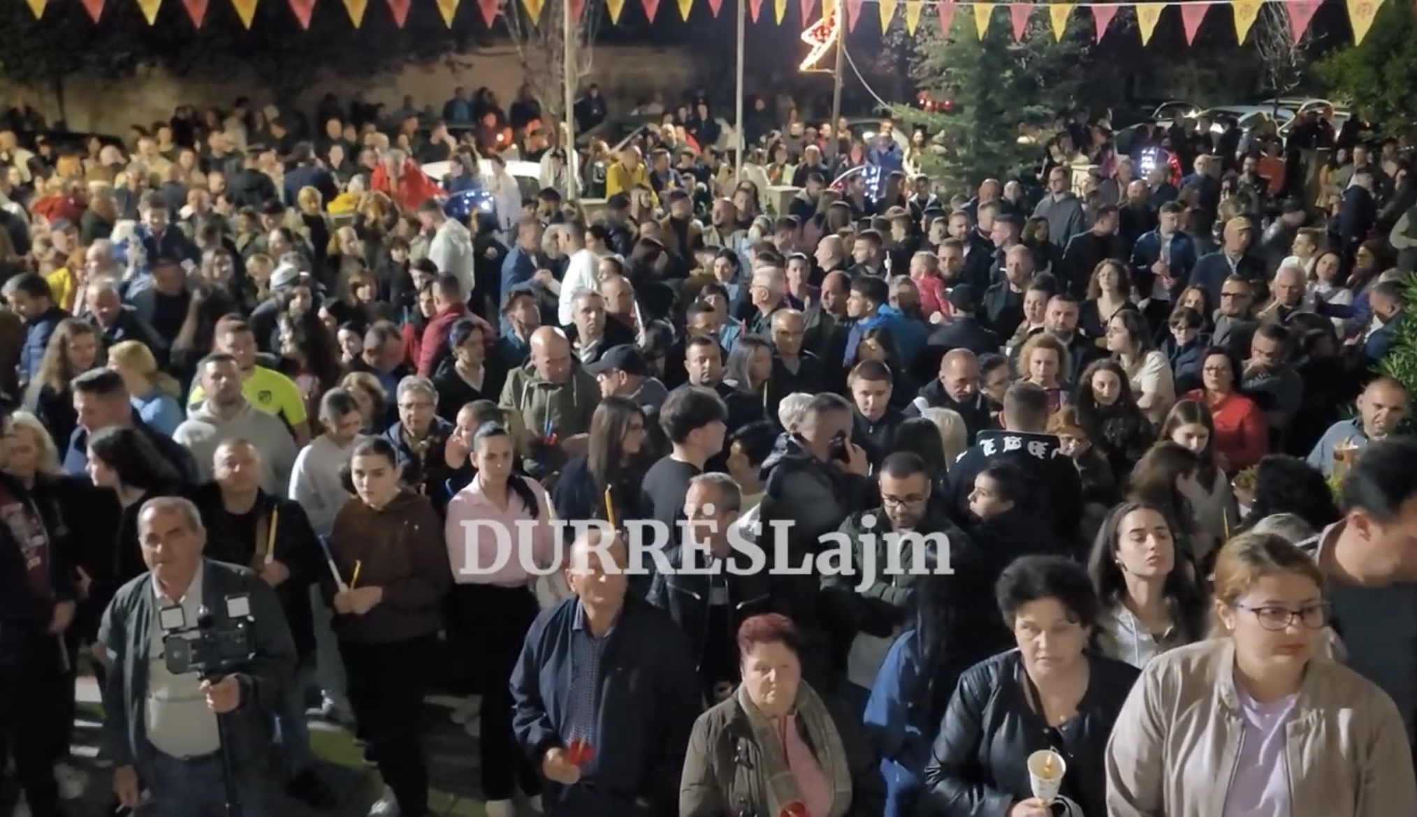 Durrës/ Besimtarët ortodoksë festojnë Pashkët, mesha e mesnatës ndiqet nga qindra qytetarë (VIDEO)