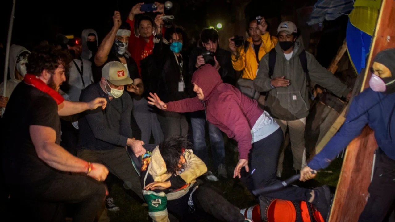 Shtohen trazirat në universitetet amerikane/ Përplasje mes grupeve pro-palestineze dhe pro-izraelite, dhjetëra të plagosur